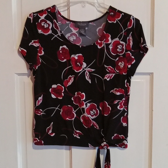 Short sleeve Van Heusen top, Size M, tie at bottom front - Picture 1 of 5